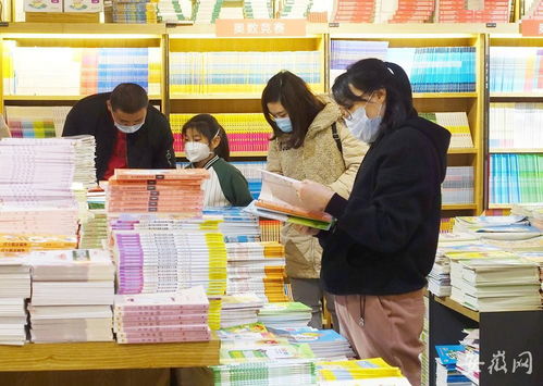 疫情封闭52天后图书城探访 教辅书首日热销成焦点